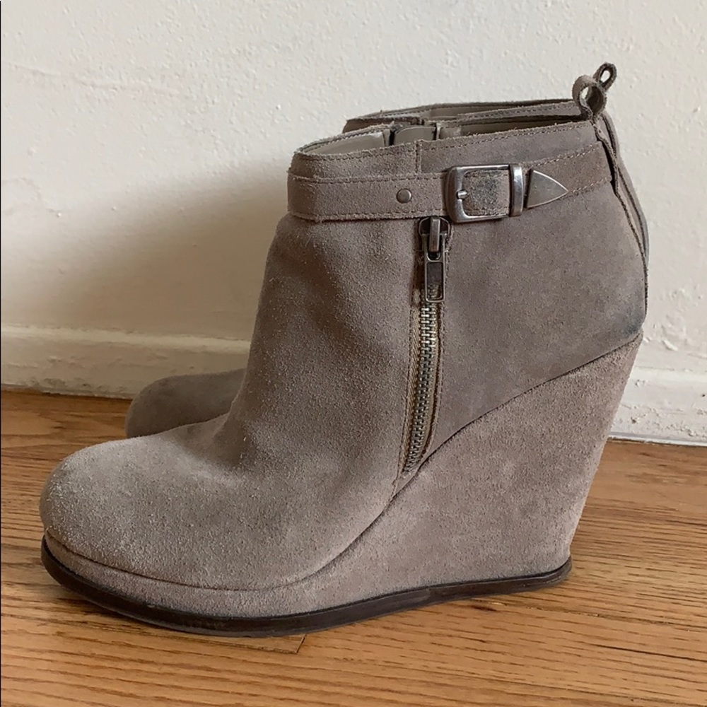 Cute Suede DV Wedges with a zipper!